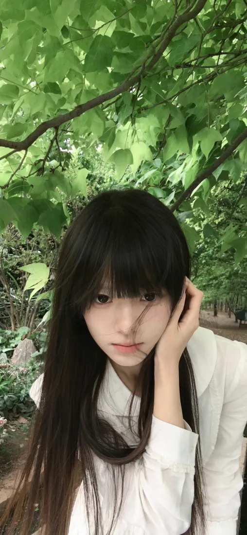 长发美女手机壁纸｜绿叶背景图片 - 户外少女「哲风壁纸」
