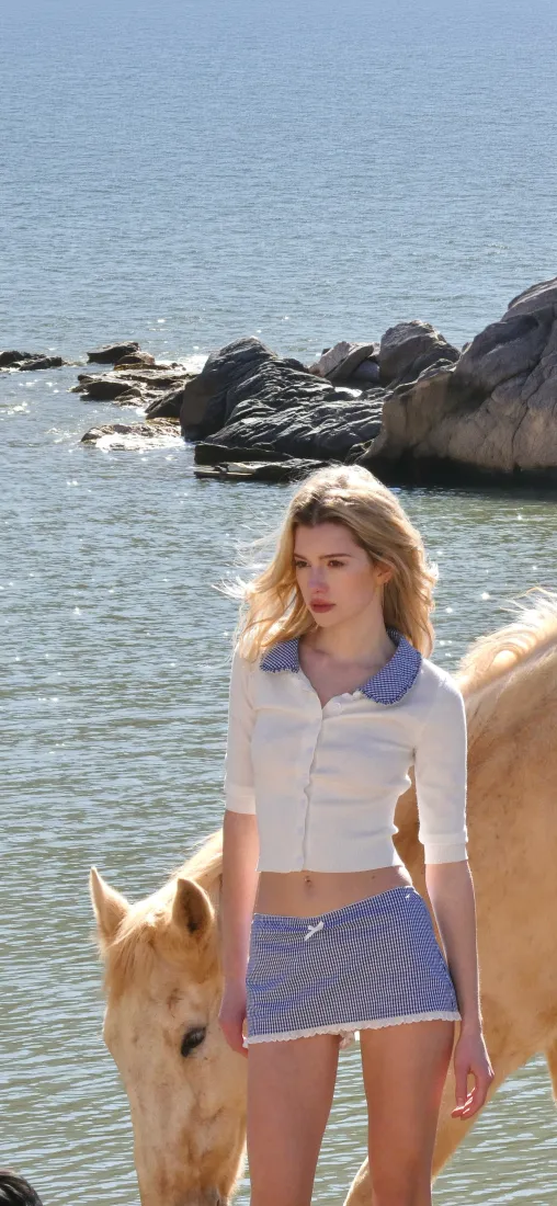 金发美女手机壁纸｜湖水背景图片 - 浅金马驹「哲风壁纸」