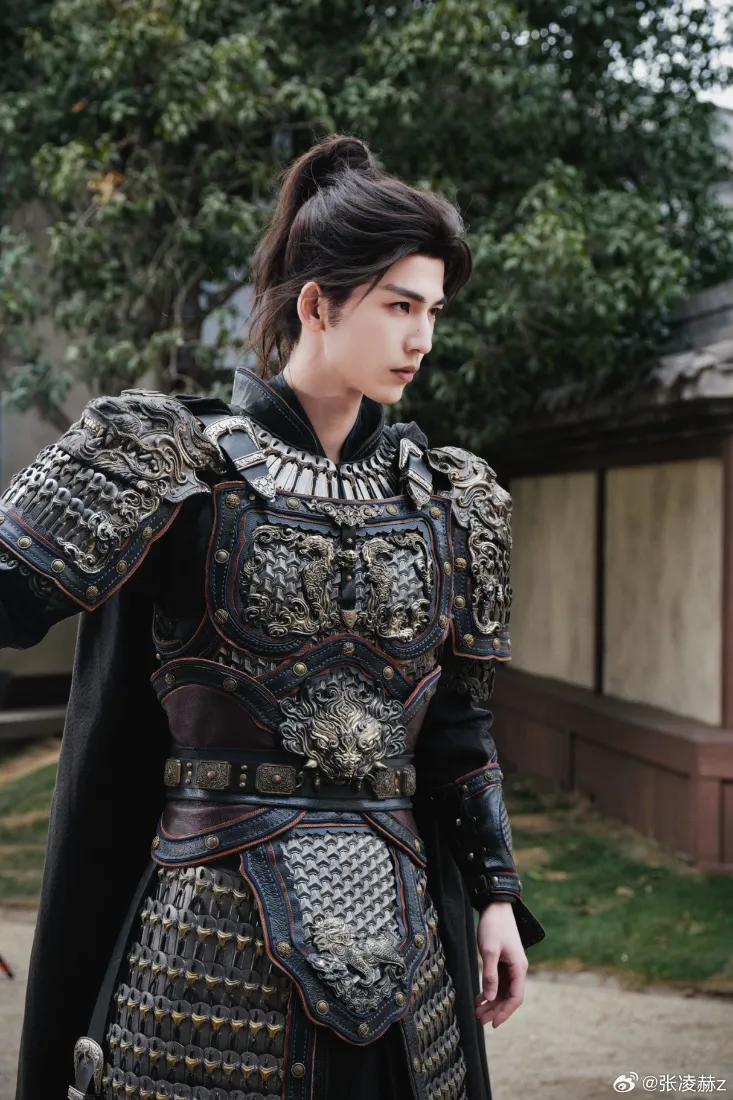 张凌赫手机壁纸｜古风户外背景图片 - 铠甲造型「哲风壁纸」