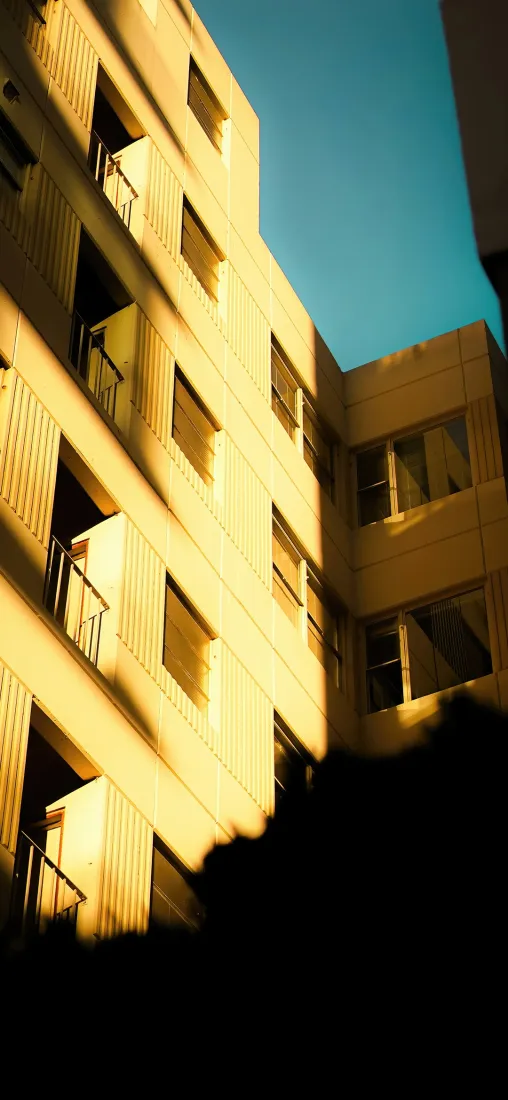 城市建筑手机壁纸｜暖调背景图片 - 屋顶阳光「哲风壁纸」