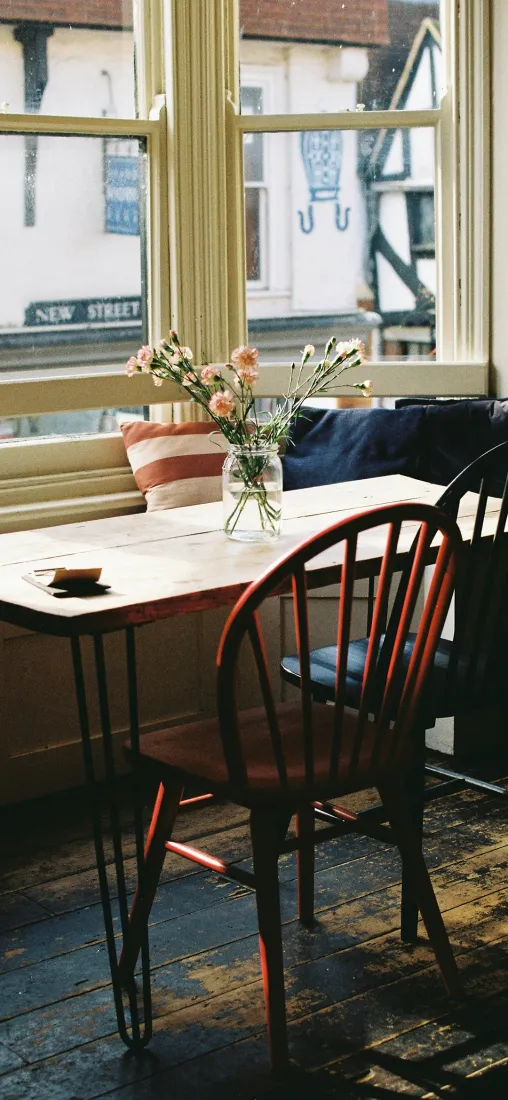 安逸角落手机壁纸｜室内背景图片 - 靠窗餐桌「哲风壁纸」
