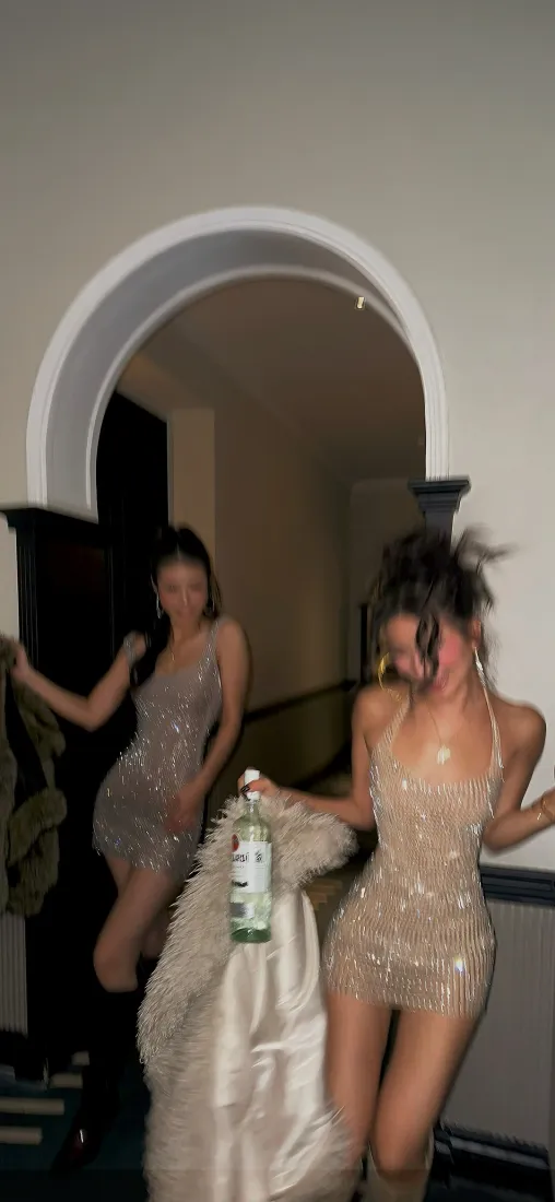 闪钻辣妹手机壁纸｜室内背景图片 - 闺蜜约会「哲风壁纸」