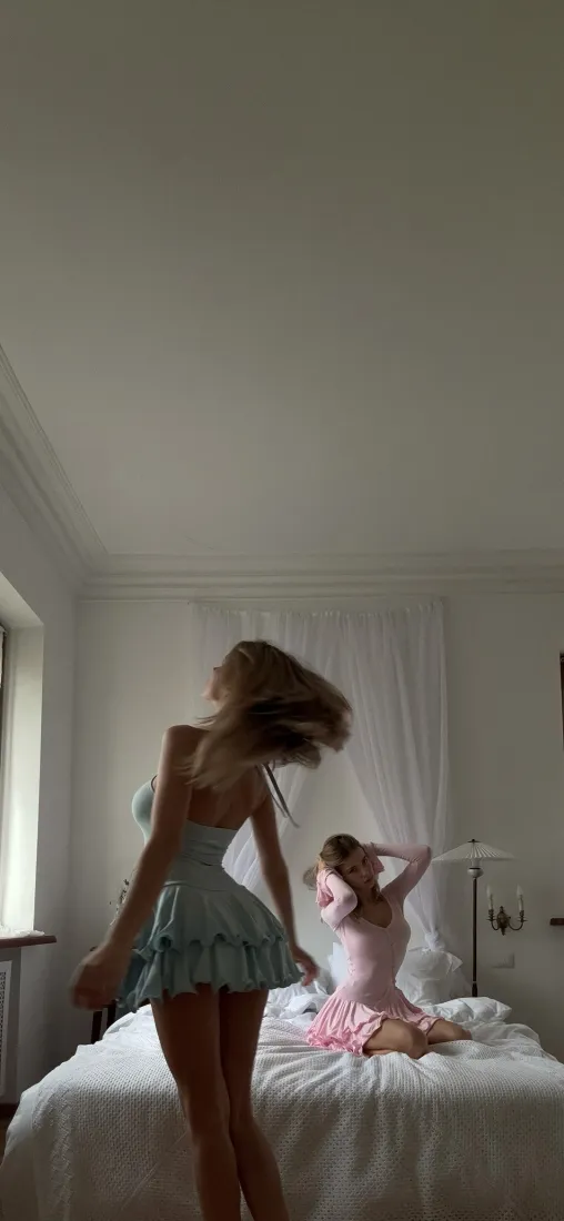 慵懒长发美女手机壁纸｜浅色卧室背景图片 - 闺蜜「哲风壁纸」