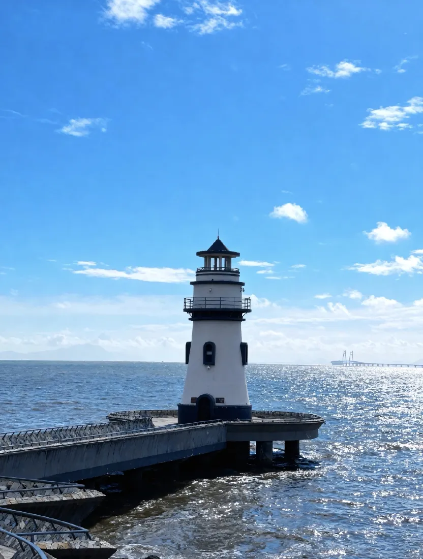 白色灯塔手机壁纸｜珠海海边背景图片 - 晴朗蓝天「哲风壁纸」