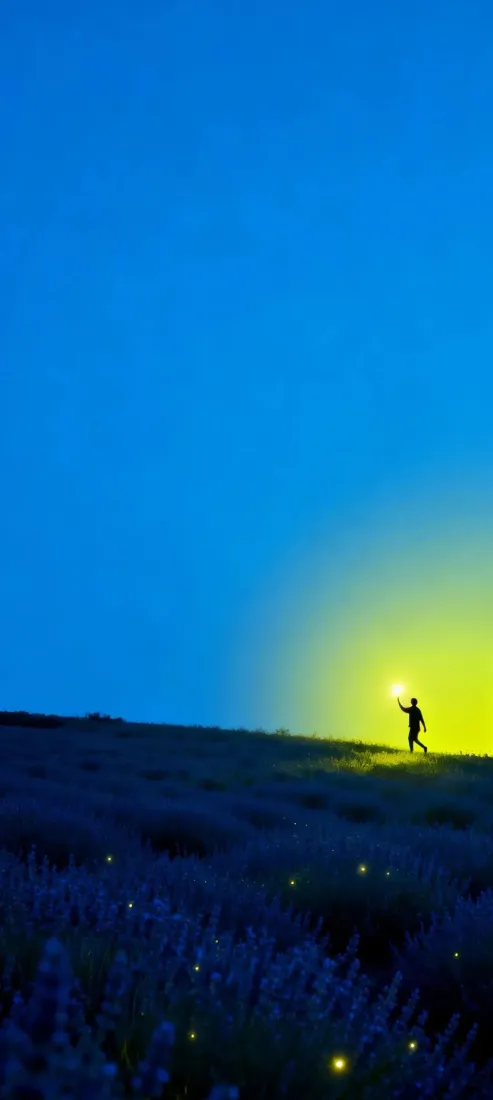 极简手机壁纸｜蓝色背景图片 - 夜路提灯行人「哲风壁纸」