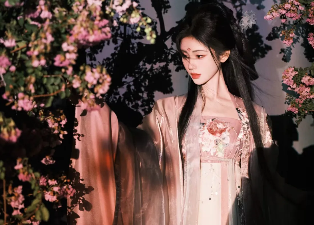 2k鞠婧祎壁纸｜古风背景图片 - 花下粉衣美人「哲风壁纸」