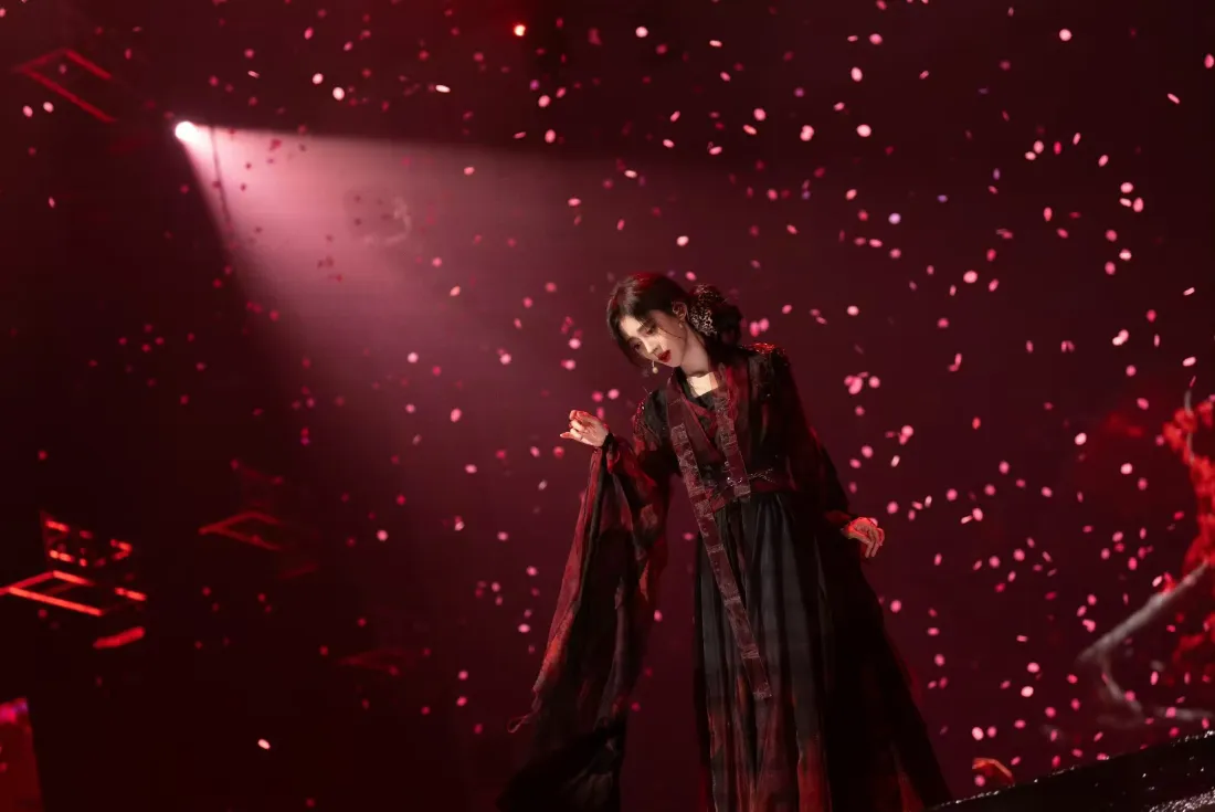 2k鞠婧祎壁纸｜古风背景图片 - 红色舞台演出「哲风壁纸」