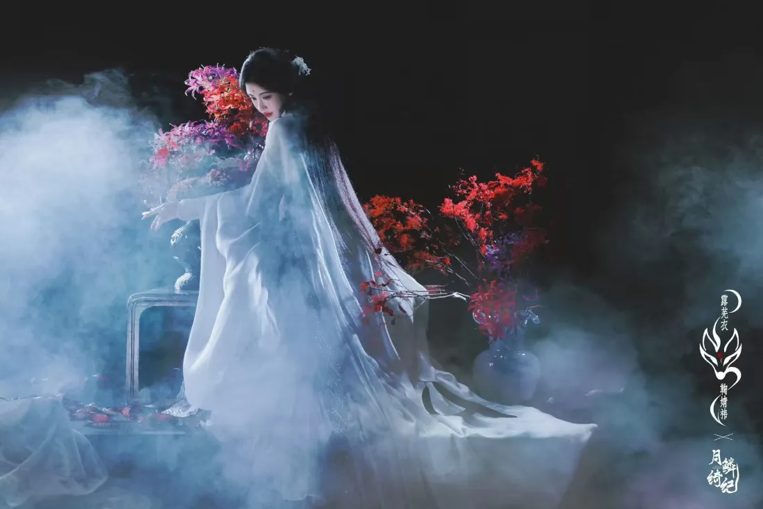 2k鞠婧祎古风造型壁纸｜红色花卉背景图片 - 露芜衣「哲风壁纸」