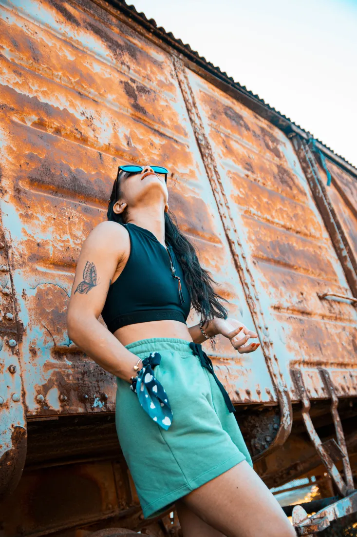 火车手机壁纸｜街拍背景图片 - 酷女孩「哲风壁纸」