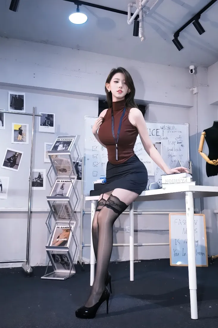 气质御姐手机壁纸｜室内背景图片 - 黑丝高跟「哲风壁纸」