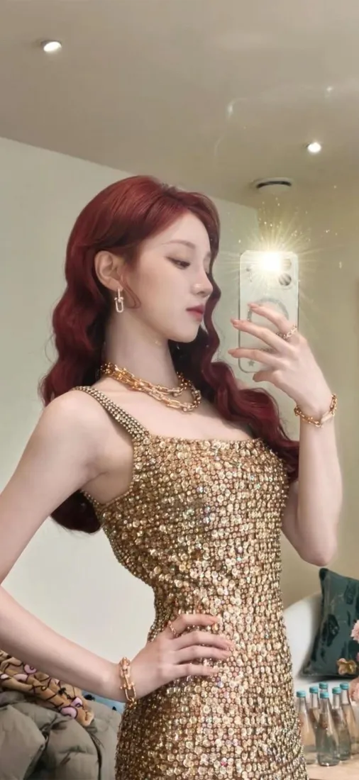 宋雨琦手机壁纸｜室内背景图片 - 金色亮片裙美女「哲风壁纸」