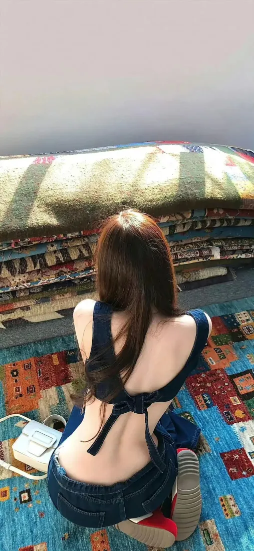 长发美女手机壁纸｜休闲室内背景图片 - 露背背影「哲风壁纸」