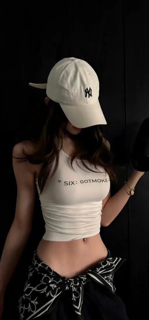 辣妹手机壁纸｜深色背景图片 - 酷感运动风「哲风壁纸」