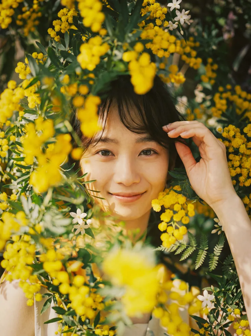 清新少女手机壁纸｜黄色花背景图片 - 户外写真「哲风壁纸」