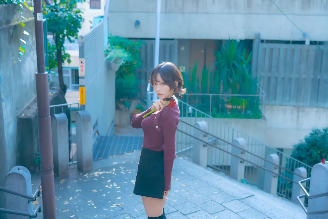 10k街拍美女壁纸｜日系街巷背景图片 - 短发红衣美女「哲风壁纸」