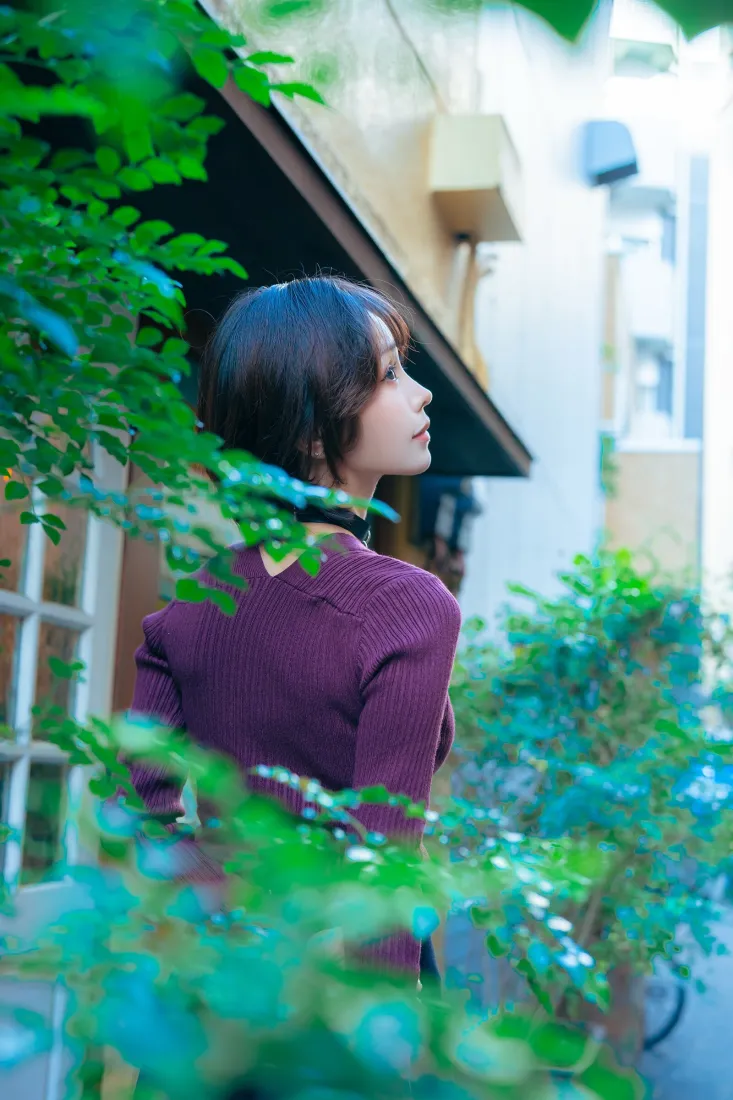 短发美女手机壁纸｜绿植街道背景图片 - 文艺街拍「哲风壁纸」