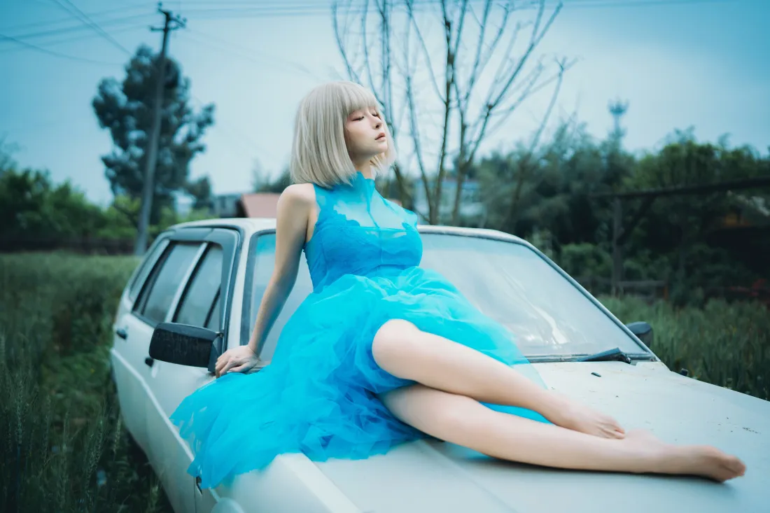 6k蓝裙少女壁纸｜郊外背景图片 - 白色轿车「哲风壁纸」