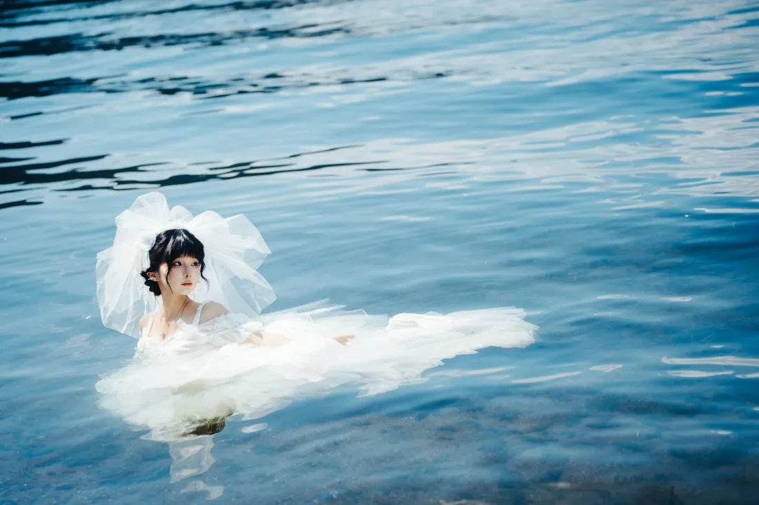 6k水上新娘壁纸｜蓝色水面背景图片 - 白色纱裙「哲风壁纸」