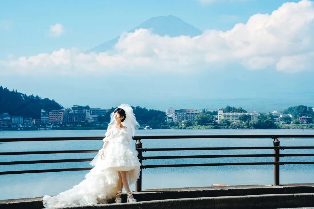 6k白裙新娘壁纸｜湖边背景图片 - 富士山湖畔「哲风壁纸」