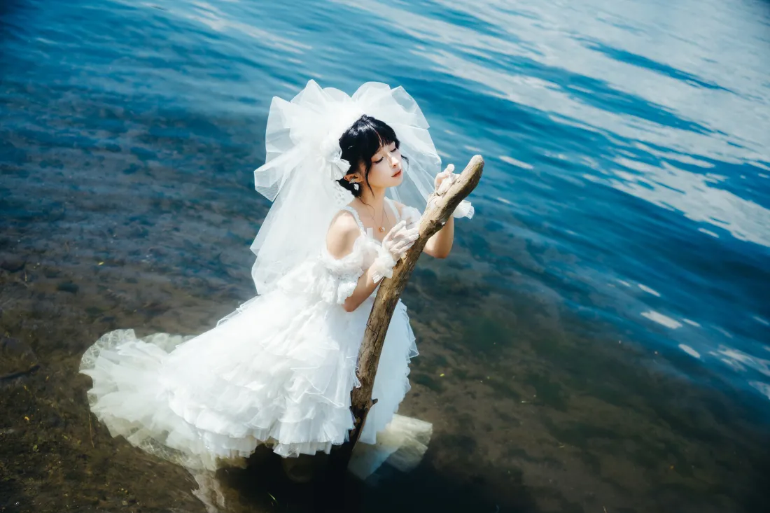 6k白纱少女壁纸｜湖面背景图片 - 清新氛围感「哲风壁纸」