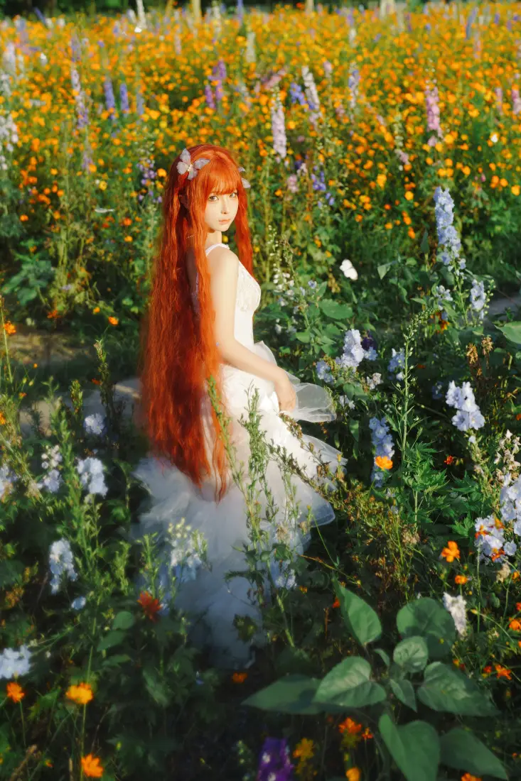 红发少女手机壁纸｜花海背景图片 - 白色裙子「哲风壁纸」