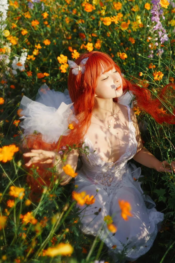 红发少女手机壁纸｜花海背景图片 - 白色纱裙「哲风壁纸」