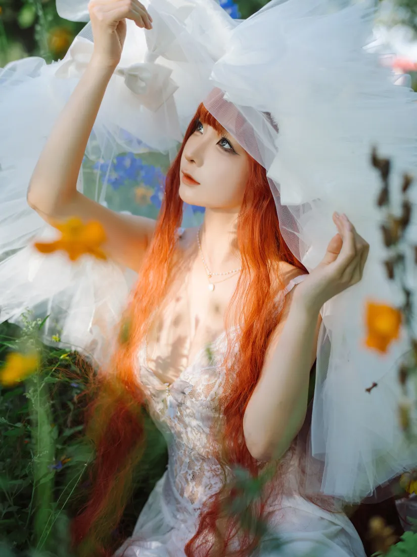 娜美cos手机壁纸｜花海背景图片 - 白色裙子「哲风壁纸」