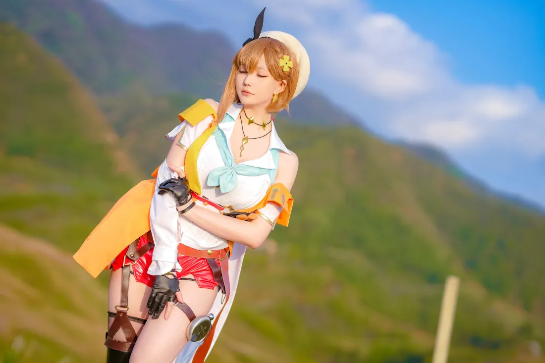 4k莱莎cos壁纸｜户外背景图片 - 青山蓝天「哲风壁纸」