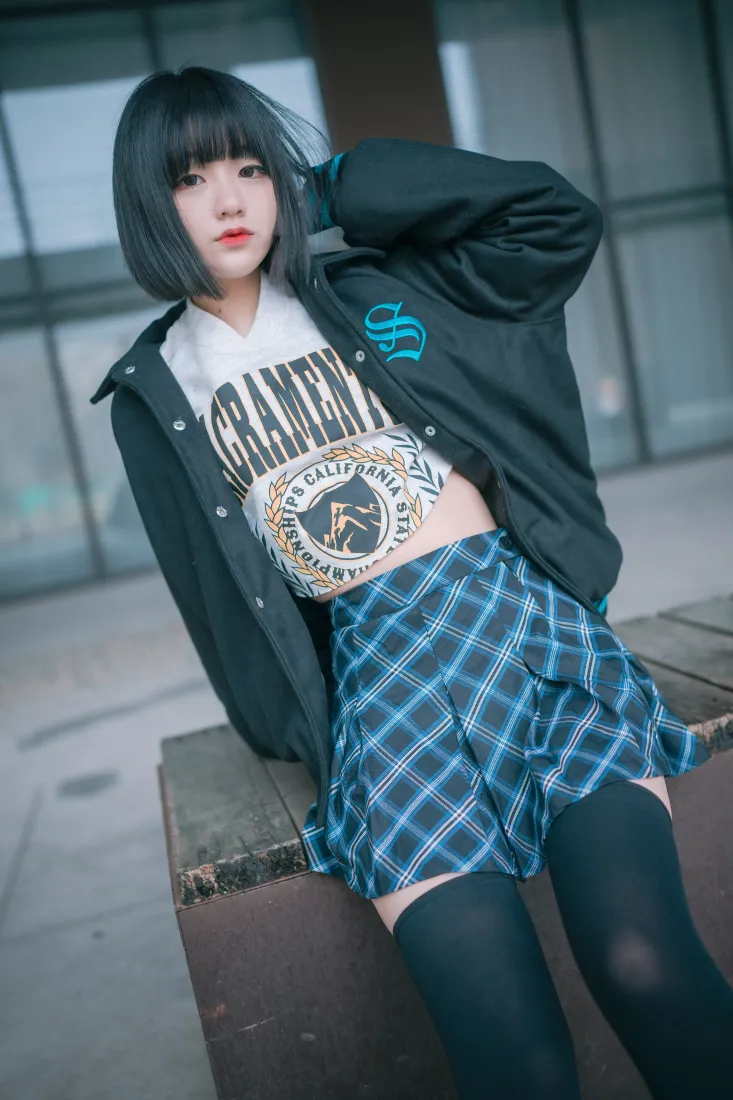 短发少女手机壁纸｜户外街拍背景图片 - 格子短裙「哲风壁纸」