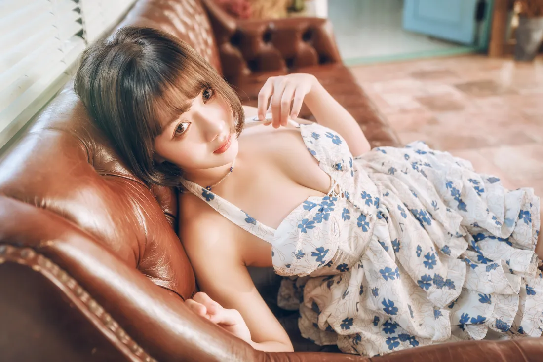 4k美女壁纸｜室内背景图片 - 碎花吊带裙「哲风壁纸」