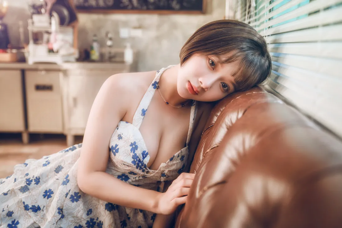 4k短发女生壁纸｜休闲背景图片 - 碎花吊带裙「哲风壁纸」
