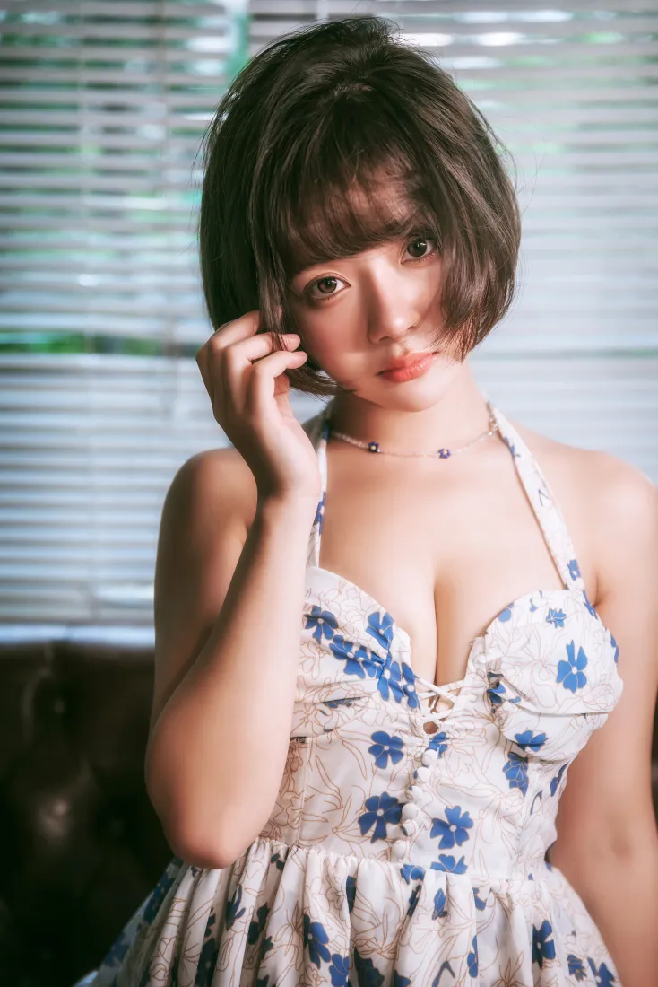 短发花裙气质美女手机壁纸｜室内百叶窗背景图片 - 清甜少女「哲风壁纸」