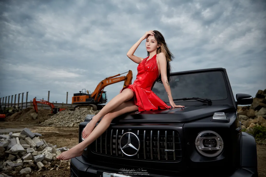 3k红衣美女壁纸｜工厂背景图片 - 黑色奔驰大G「哲风壁纸」