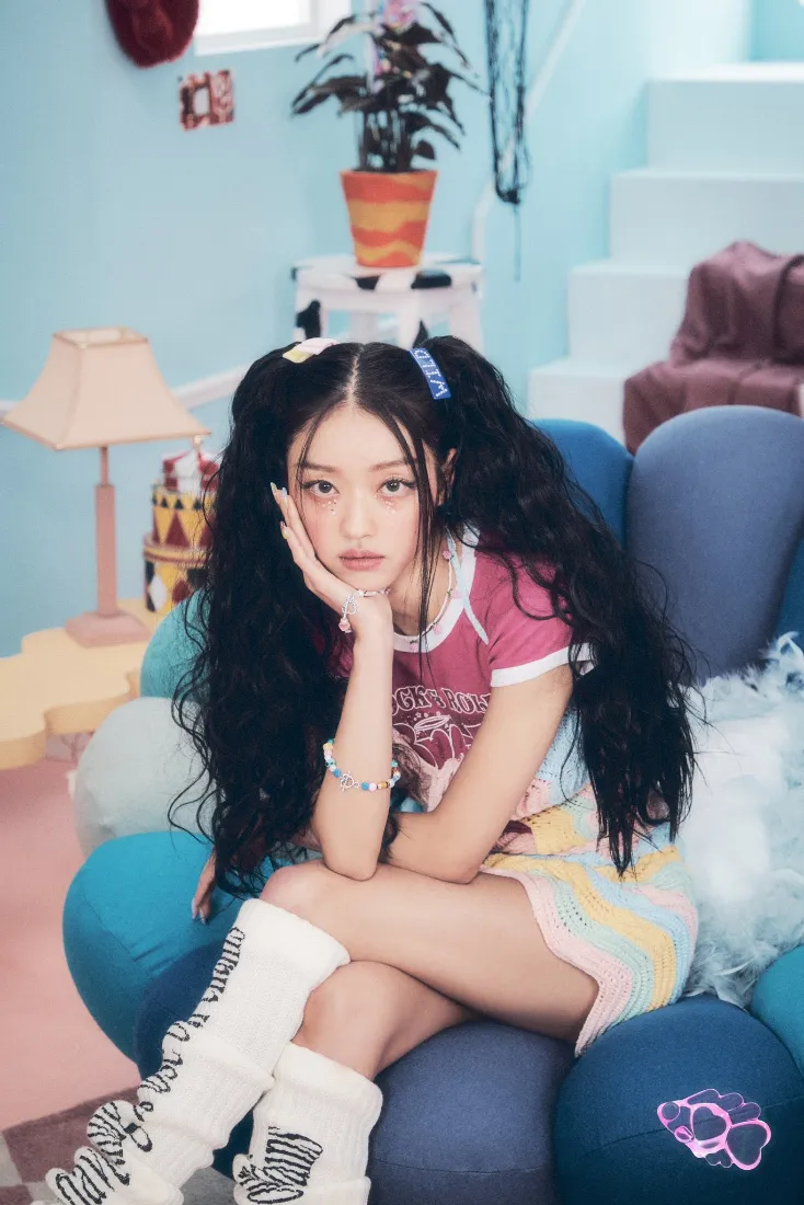 NewJeans手机壁纸｜居家背景图片 - 蓝色沙发「哲风壁纸」