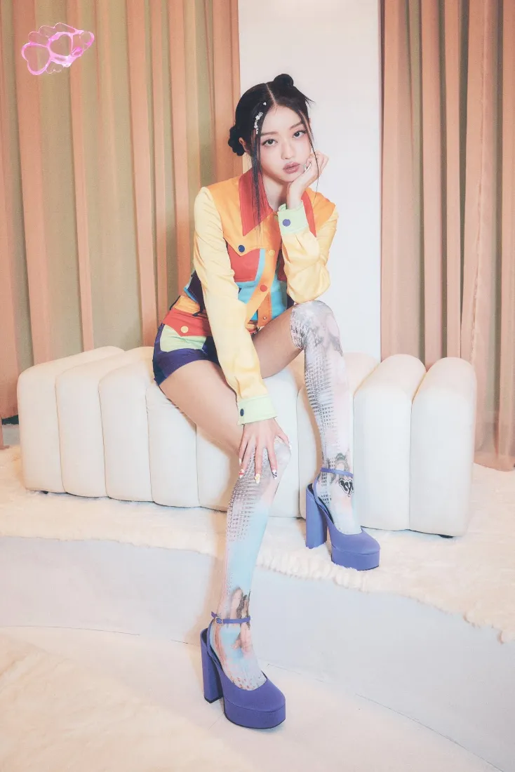 时尚女生手机壁纸｜居家背景图片 - 白色沙发「哲风壁纸」