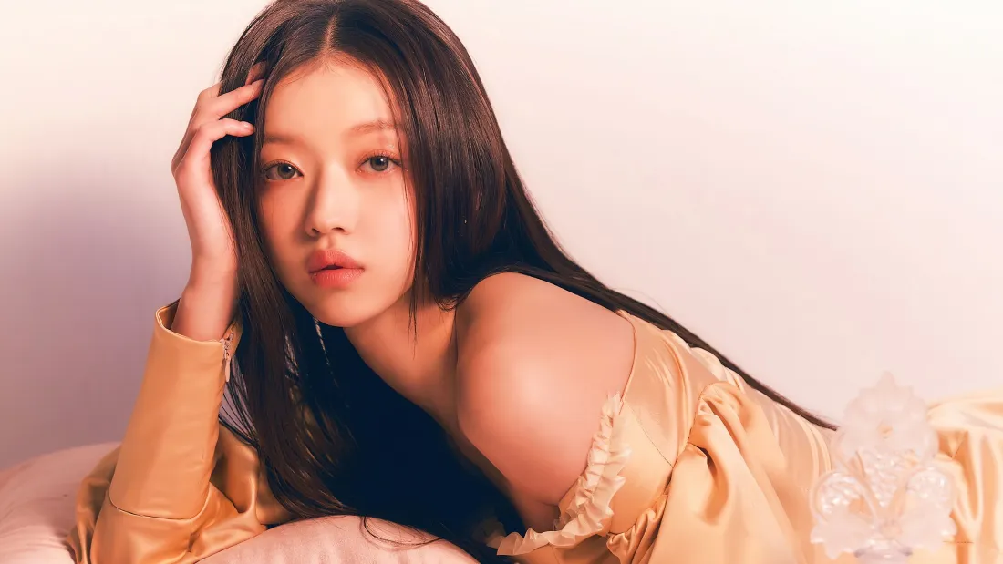 3k孙千壁纸｜简约纯色背景图片 - 气质女星写真「哲风壁纸」