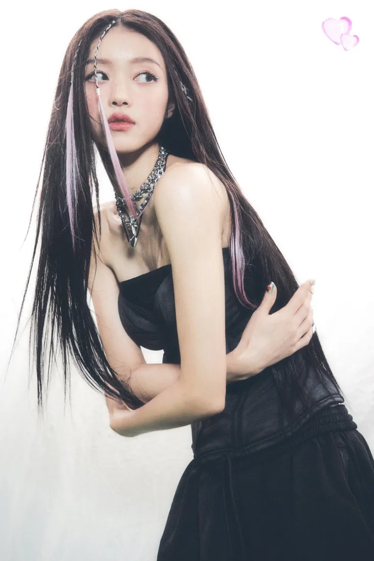 酷感长发美女手机壁纸｜纯色背景图片 - 气质女神「哲风壁纸」