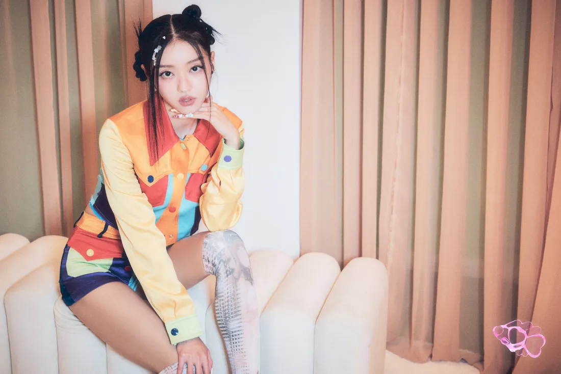 2k彩色穿搭少女壁纸｜居家背景图片 - 沙发「哲风壁纸」