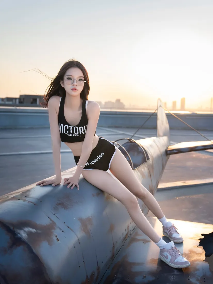 长发美女手机壁纸｜天台背景图片 - 黄昏飞机场「哲风壁纸」