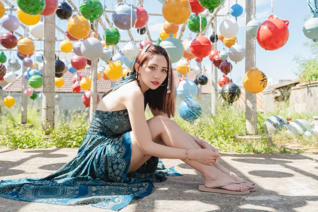 6k气质美女壁纸｜彩色气球背景图片 - 户外写真「哲风壁纸」