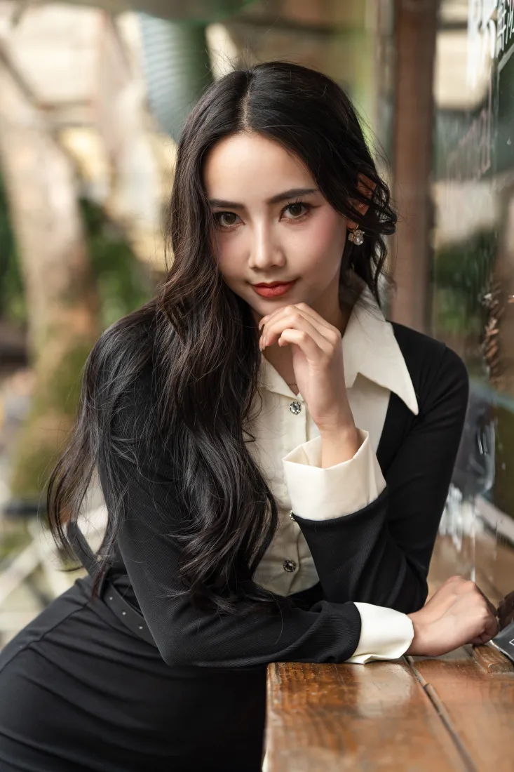 气质长发美女手机壁纸｜吧台背景图片 - 知性御姐「哲风壁纸」