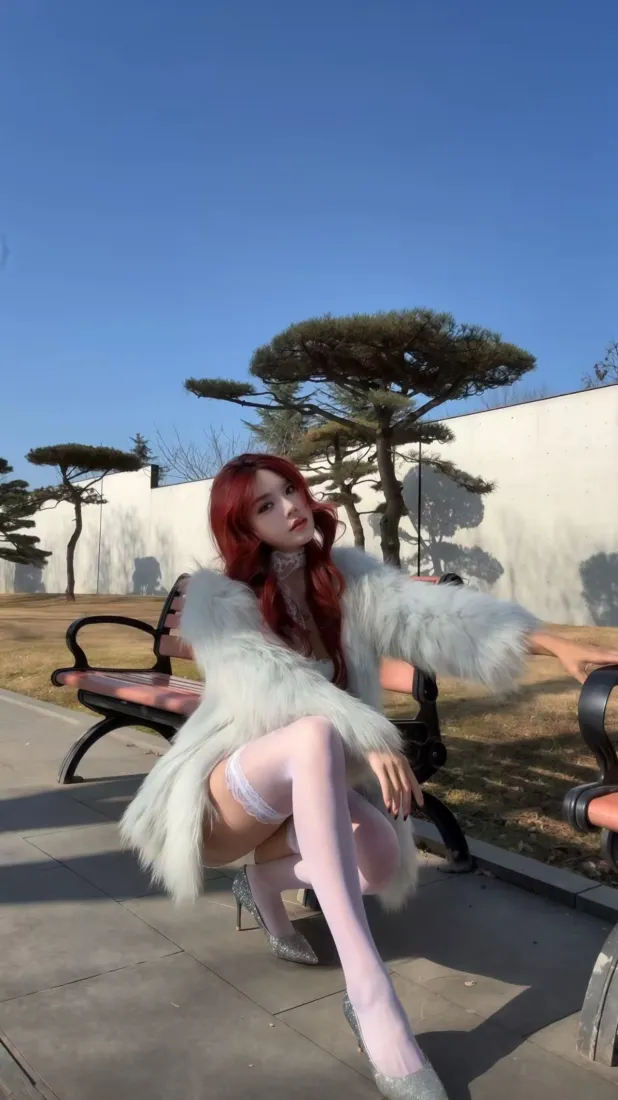 红发甜酷少女手机壁纸｜户外公园背景图片 - 白丝穿搭「哲风壁纸」