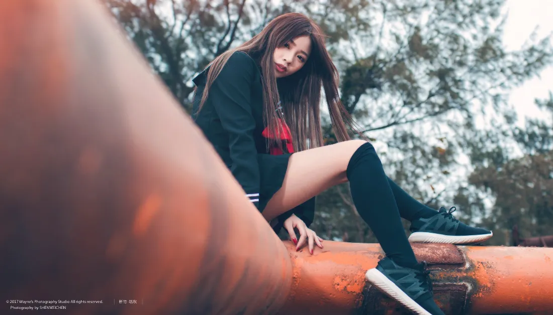 2k长发少女壁纸｜工业区背景图片 - 户外街拍「哲风壁纸」