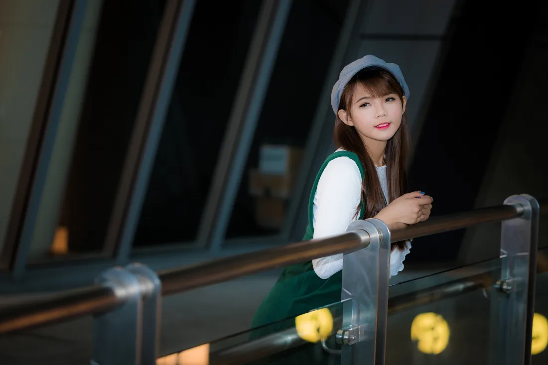 3k休闲少女壁纸｜商场背景图片 - 自动扶梯「哲风壁纸」