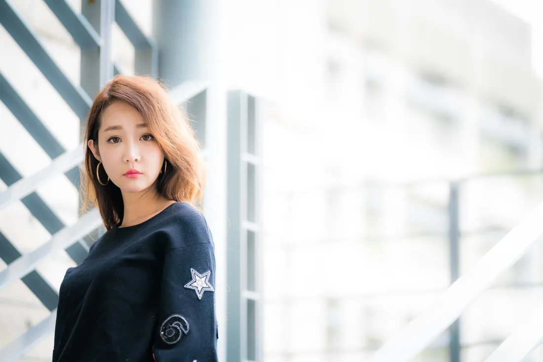 3k气质短发美女壁纸｜户外背景图片 - 晴日阳光「哲风壁纸」