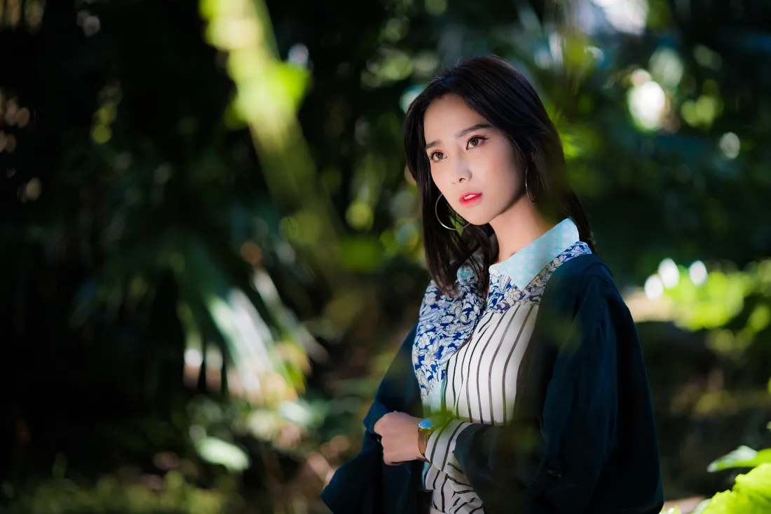 3k清新长发女生壁纸｜阳光树林户外背景图片 - 文艺「哲风壁纸」