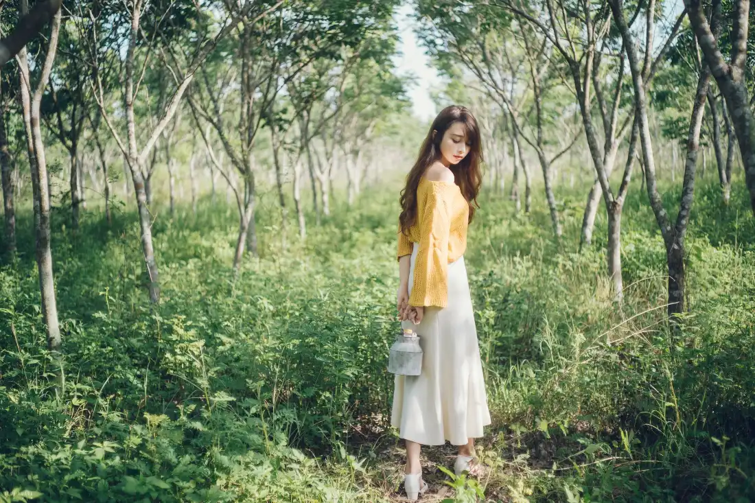 2k长发女生壁纸｜绿色背景图片 - 林间草地「哲风壁纸」