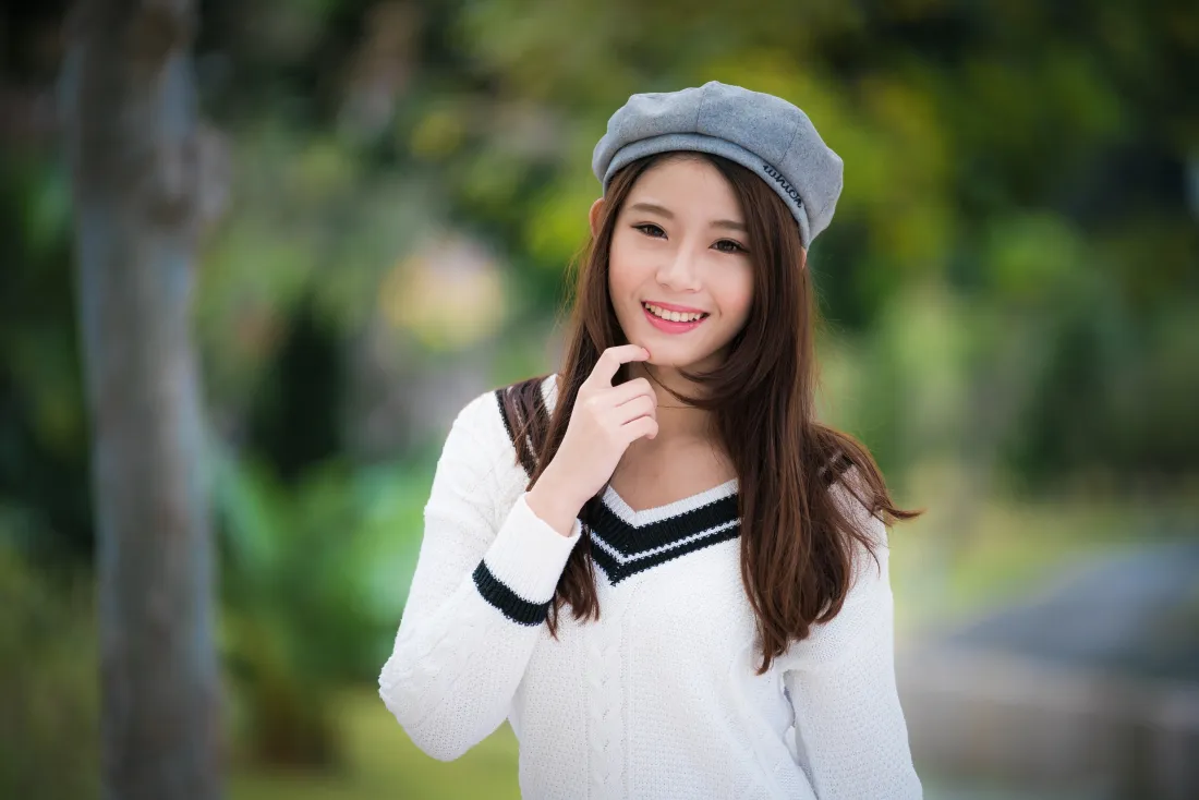 3k少女壁纸｜户外背景图片 - 白色毛衣「哲风壁纸」