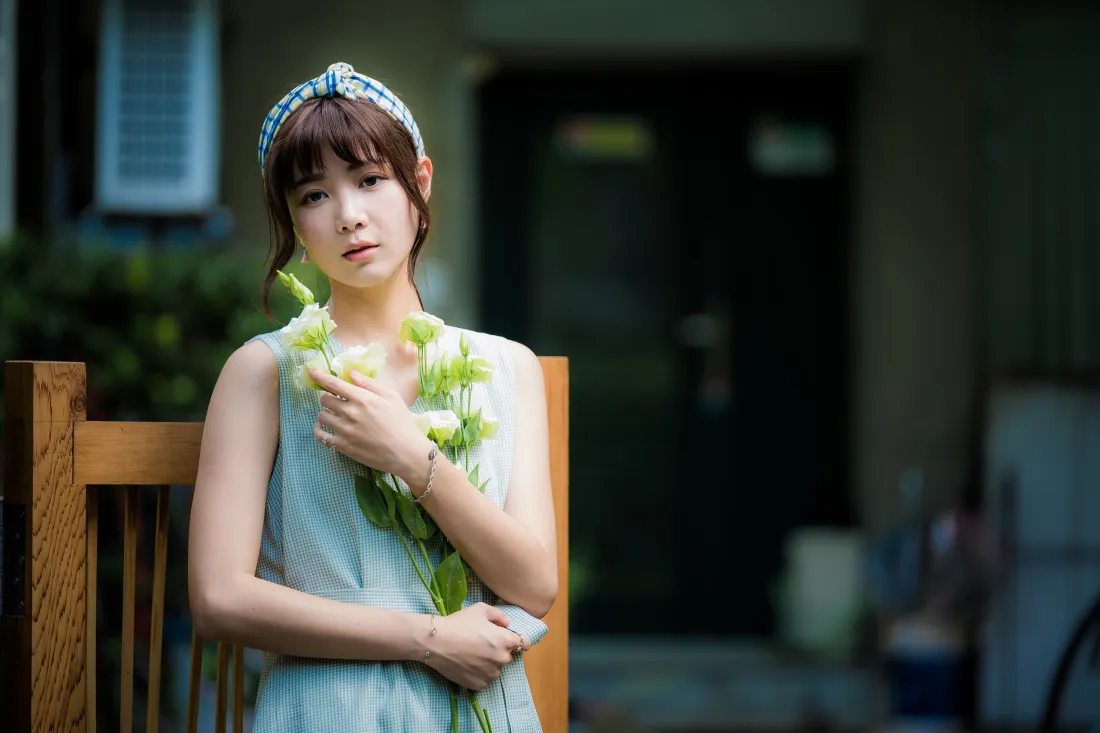 3k清新少女壁纸｜花束背景图片 - 住宅走廊「哲风壁纸」