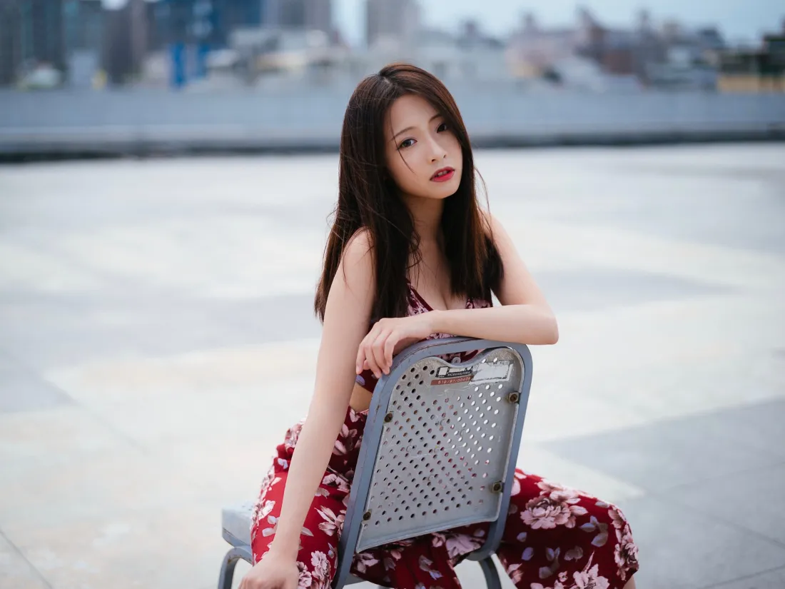 3k美女壁纸｜天台背景图片 - 都市慵懒少女「哲风壁纸」